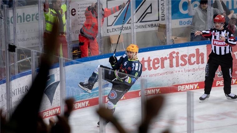 Sieg im Spitzenspiel! Pinguins bleiben Tabellenführer Eishockeyspieler aus Bremerhaven und München in Aktion.