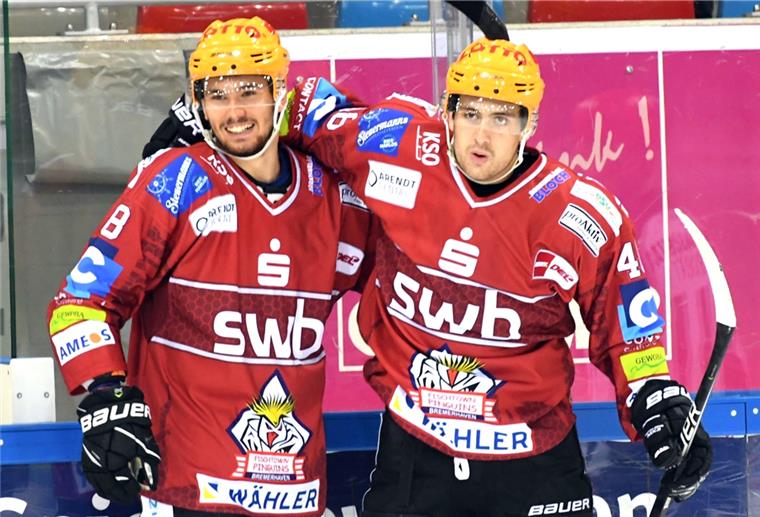 Pinguins feiern höchsten Sieg der DEL-Geschichte Nino Kinder (li.) freut sich mit Doppeltorschütze Niklas Andersen über den deutlichen Sieg der Fischtown Pinguins in Bietigheim.