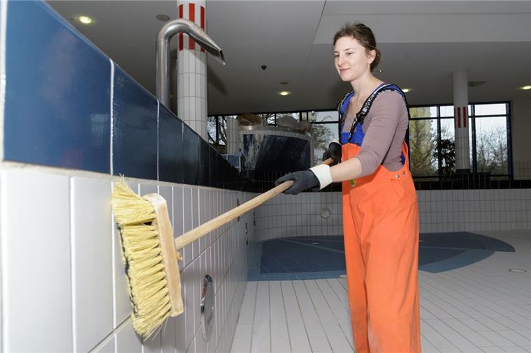 Bremerhaven: Bad 1 wird auf Vordermann gebracht nn-Katrin Dodschat sorgt für ein sauberes Becken im Bad 1 in Bremerhaven-Leherheide.