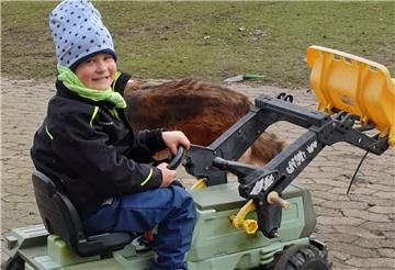 Noah (5) ist Traktorfan und hat Hilfe geholt, als der Trecker eines Landwirts brannte.
