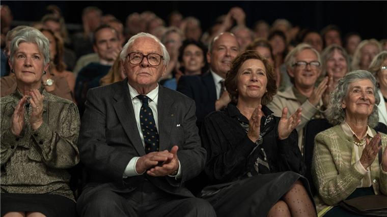 „One Life“ - Wie ein Mann Kinder vor dem Holocaust rettete Noch ahnt Nicky Winton (Anthony Hopkins) nicht, was ihn bei „That’s Life“ erwartet.