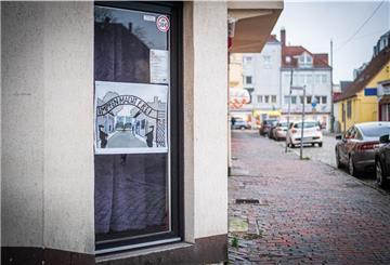 Noch am Donnerstagabend hat die Polizei die Plakate aus den Schaufenstern der Lessingstraße entfernt. Foto: Hartmann