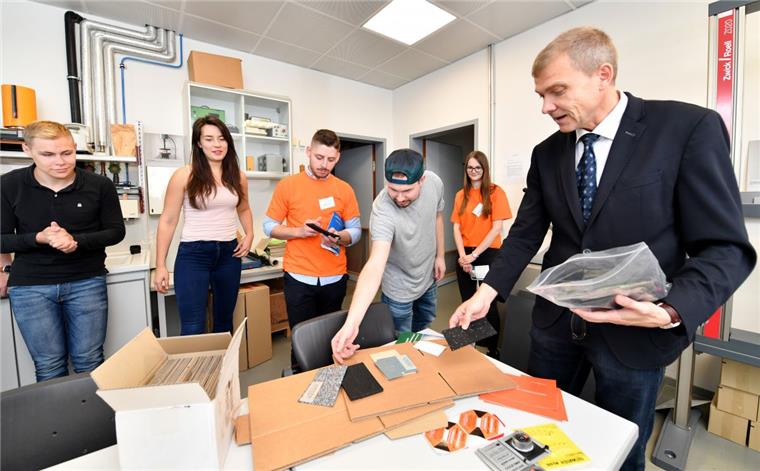 2608 Bewerber für Hochschule Bremerhaven Noch am vergangenen Wochenende hat die Hochschule für ihre Studiengänge geworben und Labore geöffnet. Prof. Dieter Heimann vom Studiengang Transportwesen/Logistik ging auf das Thema Verpackungstechnik ein.