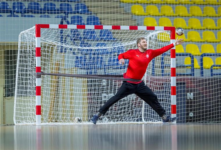 WM: Deutsches Spiel gegen Kap Verde vor Absage Noch bereitet sich Johannes Bitter, Torwart der deutschen Handball-Nationalmannschaft, beim Training auf das Spiel gegen Kap Verde vor. Doch aller Warscheinlichkeit nach wird die Partie abgesagt.