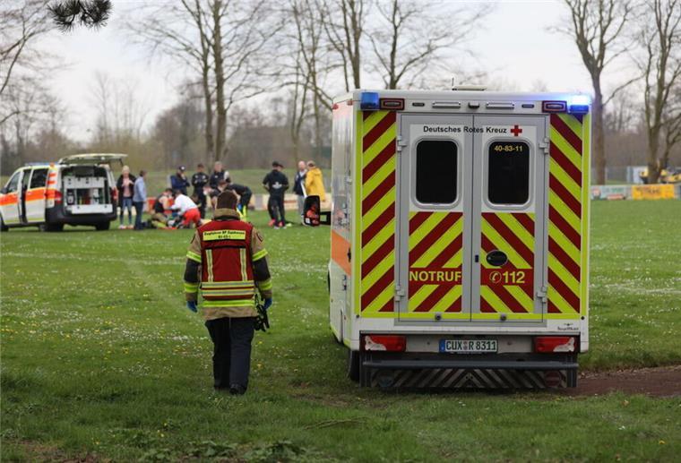 Cuxhaven: Herzstillstand auf Fußballplatz - Spiel abgebrochen Notfall auf dem Fußballplatz Cuxhaven-Groden