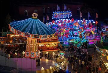Beleuchtete Karussells am Abend auf dem Freimarkt in Bremen.
