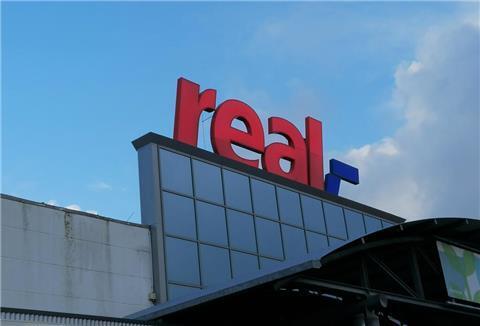 Buchstaben auf einem Gebäude formen den Schriftzug "Real"