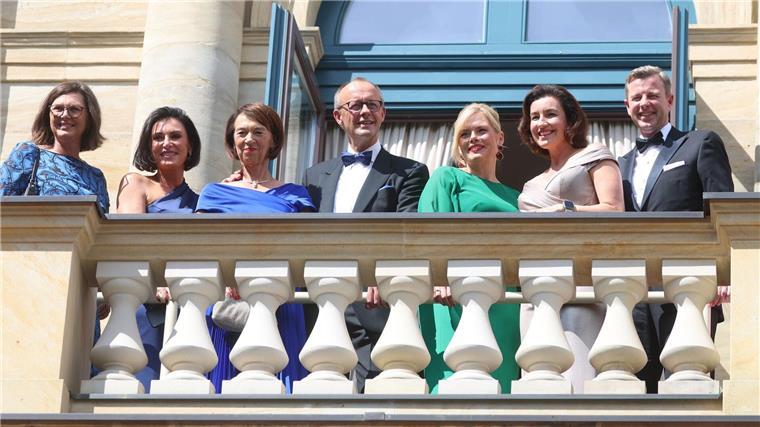 Roter Teppich für die Politik - Bayreuth-Start nach Gewitter Noch ein Blick vom Balkon - bevor die „Meistersinger“ starten.
