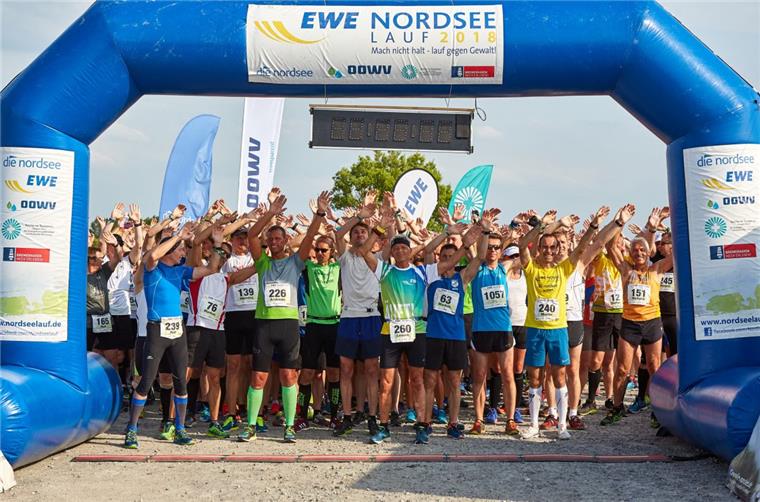 Noch ein paar Aufwärmübungen, dann kann es losgehen: Morgen startet der EWE Nordseelauf in Butjadingen in die 18. Auflage.