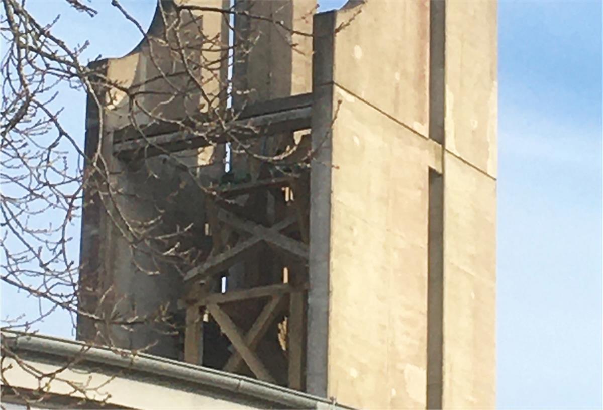 Noch fehlt den Glocken im Turm der Nordholzer Kirche eine sogenannte Einhausung.