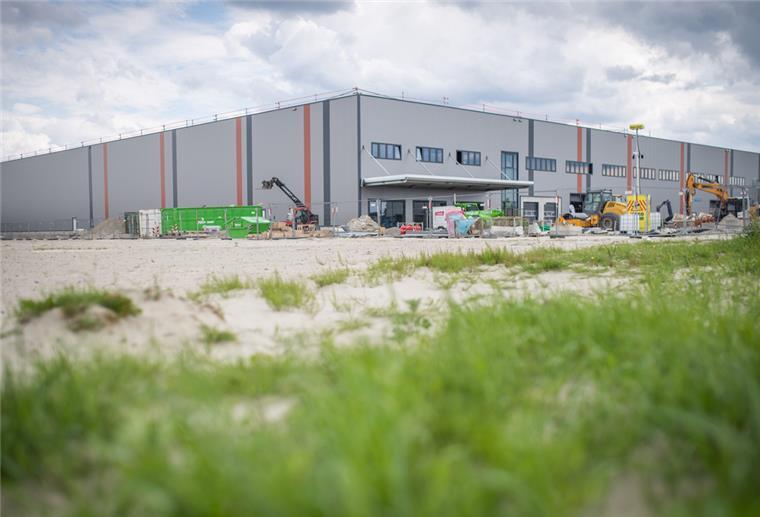 Bremerhaven: Neues Lager für den Fliesen-Riesen Nordceram Noch finden an der Halle letzte Arbeiten statt.