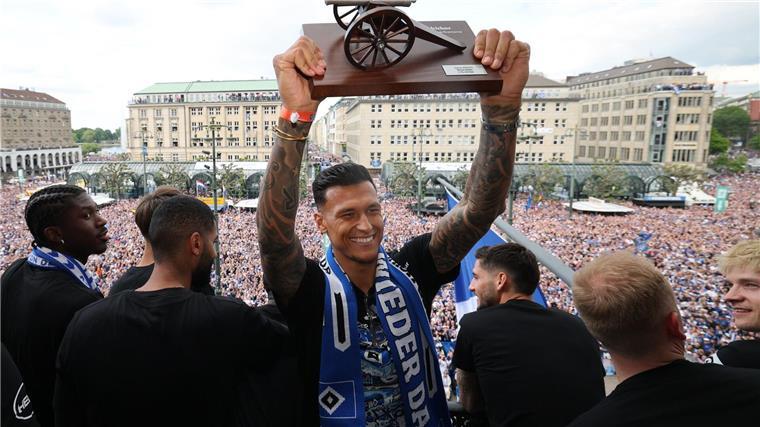 „Kicker“: HSV-Auftakt ohne Selke und Philippe Noch im Mai als HSV-Aufstiegsheld gefeiert, jetzt fehlt er: Torjäger Davie Selke