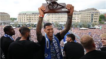 Noch im Mai als HSV-Aufstiegsheld gefeiert, jetzt fehlt er: Torjäger Davie Selke