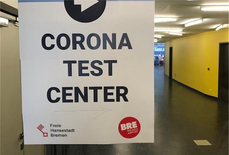 Noch im Sicherheitsbereich werden die Passagiere auf Corona getestet.