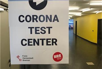 Noch im Sicherheitsbereich werden die Passagiere auf Corona getestet.