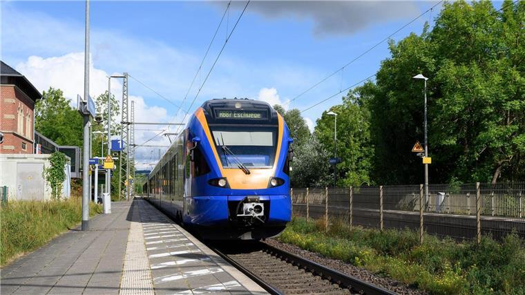 Noch immer ist unklar, warum eine 16-Jährige in Friedland am Bahnsteig starb. Der Bahnhof steht seither im Fokus der Ermittlungen.