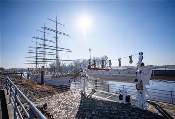 Noch in diesem Jahr soll die „Schulschiff Deutschland“ ihren Liegeplatz in Bremen-Vegesack verlassen und im Neuen Hafen in Bremerhaven festmachen. Foto: Hartmann