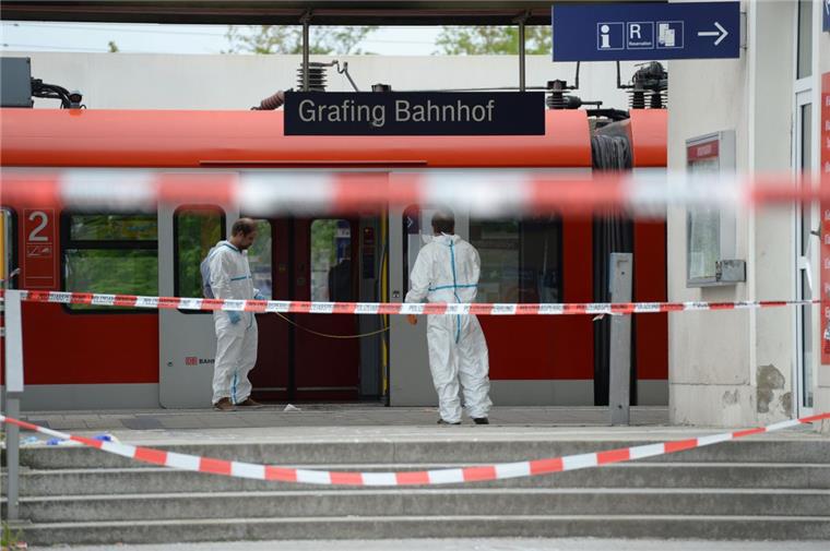 Mann stirbt bei Messerattacke in Bayern Noch ist das Motiv des Attentäters nicht ganz klar. Offenbar wahllos stach der junge Mann am Morgen am Bahnhof in Grafing auf vier Männer ein. Ein Mann überlebte die Messerattacke nicht.