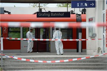 Noch ist das Motiv des Attentäters nicht ganz klar. Offenbar wahllos stach der junge Mann am Morgen am Bahnhof in Grafing auf vier Männer ein. Ein Mann überlebte die Messerattacke nicht.