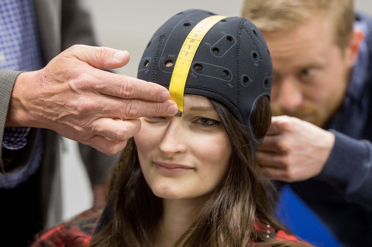 Elektrische Hirnstimulation verbessert Sprachverstehen Noch ist die Apparatur sperrig. Langfristig sei daher das Ziel, die Elektroden und die datenverarbeitende Technik möglichst klein zu machen und mit vorhandenen Hörhilfen zu kombinieren.