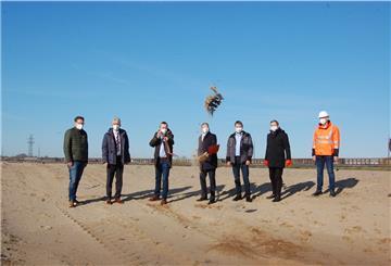 Noch ist die gut 4 Hektar große Fläche nur mit Sand aus dem Bau dem Bau der 211neu versehen. Im nächsten Jahr wird dort eine Tank- und Rastanlage stehen. Darüber freuen sich (von links) Jürgen Fleming, Michael Kurz, Jürgen Frieling, Holger Banik, Tobias Kröger, Uwe Schiemann und Harald Ludwig.