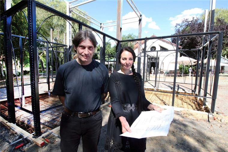 Mehr Platz im „Cafe Salon 1900“ in Offenwarden Noch ist die Orangerie im Hintergrund im Rohbau. Das wird sich bis zum 11. September ändern. Nancy und Franky Steklar sind stolz auf den Anbau.