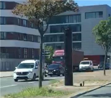 Noch ist es nur ein Kasten, aber sobald der Stromanschluss gelegt ist, schießt der neue Blitzer an der Columbusstraße teure Fotos.