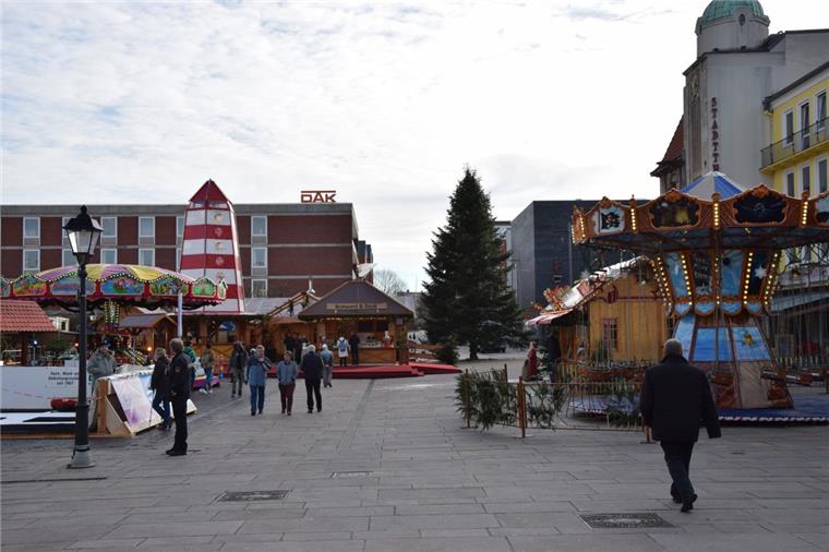 Weihnachtsmarkt in der Bremerhavener City Noch ist nicht so viel los. Aber die ersten Besucher pilgern über den Bremerhavener Weihnachtsmarkt. Foto Rabbel
