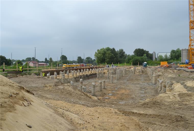 Noch ist noch viel zu sehen an der Neufelder Straße. Aber die Pfähle für die Gründung stecken schon im Boden.