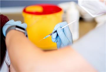 Eine impfberechtigte Mitarbeiterin der Johanniter-Unfall-Hilfe impft eine Lehrerin der Mira-Lobe-Förder- und -Oberschule mit dem Impfstoff von AstraZeneca.