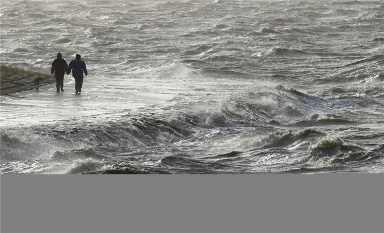 Noch ist Tief "Axel" nicht durch.  Es wird noch in den kommenden Stunden das Wetter an der Nord- und Ostsee bestimmen. 