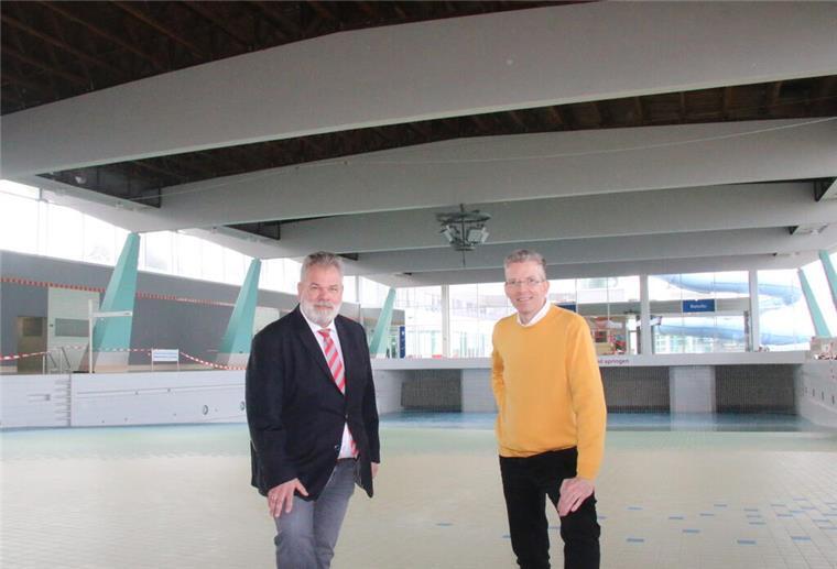 Ahoi-Bad öffnet nach sieben Wochen wieder Noch können Kurdirektor Olaf Raffel (l.) und Badleiter Sascha Bange trockenen Fußes im Wellenbecken des ahoi!-Bades stehen. In den kommenden Tagen werden über die Brunnen im Watt circa 1800 Kubikmeter Meerwasser in das Becken gepumpt.