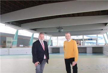 Noch können Kurdirektor Olaf Raffel (l.) und Badleiter Sascha Bange trockenen Fußes im Wellenbecken des ahoi!-Bades stehen. In den kommenden Tagen werden über die Brunnen im Watt circa 1800 Kubikmeter Meerwasser in das Becken gepumpt.