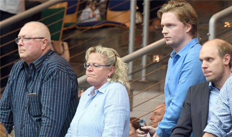 Eisbären: Bei Abstieg ist der sofortige Wiederaufstieg das Ziel Noch lebt die Hoffnung: Eisbären-Geschäftsführer Wolfgang Grube,, Petra und Mark Grube sowie Stellvertreter Marc Bergmann (von links) fiebern bei jedem Eisbären-Heimspiel auf der Tribüne mit.