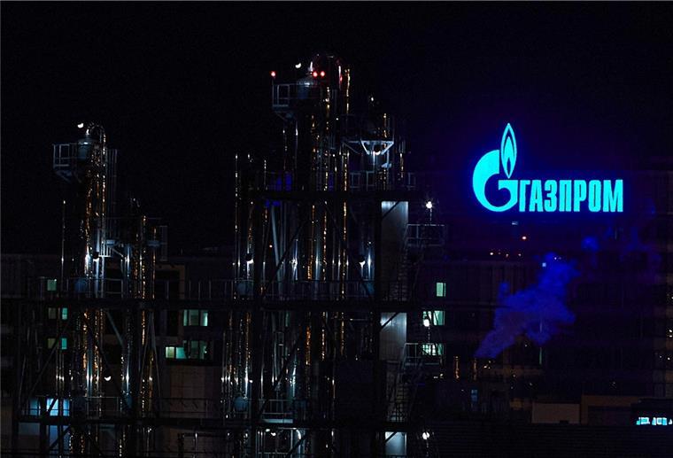 Gazprom liefert immer noch Gas Das Logo des Energiekonzerns Gazprom ist auf einer Anlage des russischen Staatskonzerns in St. Petersburg zu sehen.