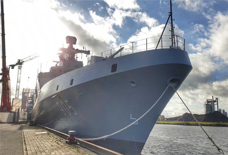 Bremerhaven: Ägypten-Fregatte „Al Qahhar“ startet zur Probefahrt Ein Schiff liegt im Hafen.