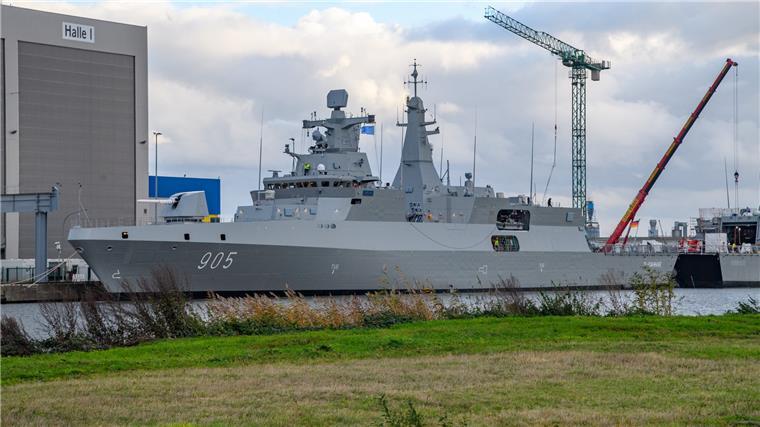 Zweite Ägypten-Fregatte „Al Qahhar“ startet zur Probefahrt Noch liegt die „Al Qahhar“ im Fischereihafen. Um 21 Uhr soll die Fregatte aber zur ersten Probefahrt in Richtung Nordsee starten.