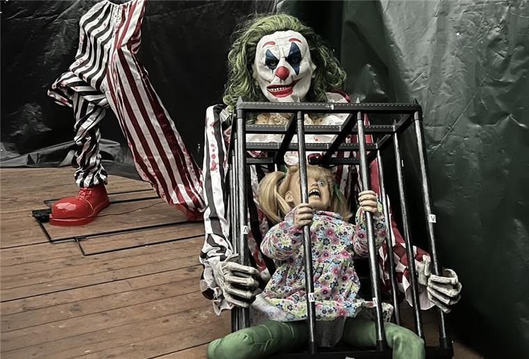 Gruselfaktor am Kransburger See: Hier steigen bald drei Halloween-Partys Noch müssen viele der Accessiores aufgebaut werden. Bald werden sie für den richtigen Gruselfaktor sorgen.