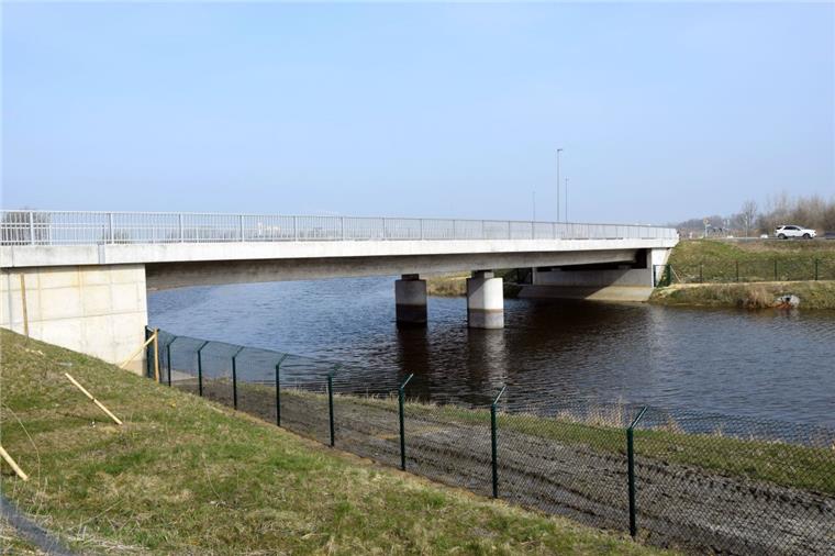 Noch nicht freigegeben und schon ein Sanierungsfall: die neue Lunebrücke an der Straße Am Luneort in Bremerhaven.
