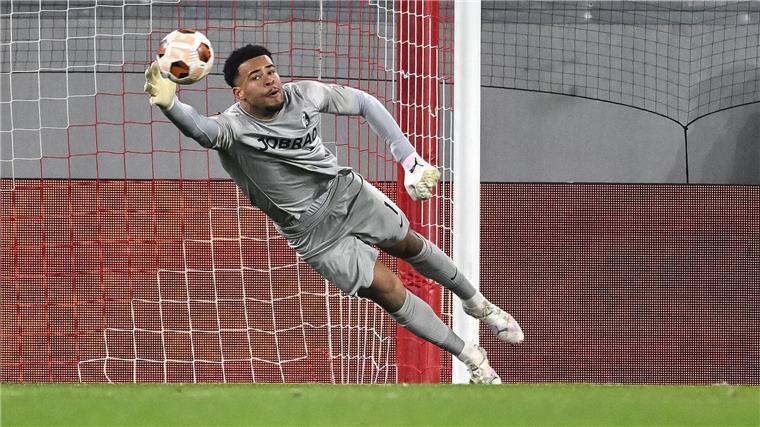 Noch ohne Atubolu: Freiburg setzt gegen den VfB auf Müller Noch nicht ganz fit, aber weiter Freiburgs Stammtorhüter: Noah Atubolu