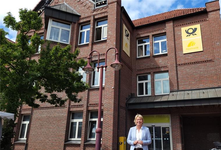 Noch prangt das Logo der Post auf dem Gebäude, bald wird es gegen das der Kreisvolkshochschule ausgetauscht. Geschäftsführerin Ulrike Michalzik freut sich, dass der Umbau im Herbst beginnen wird.