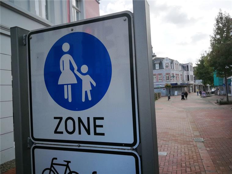Nordenham: FDP für Autoverkehr in der nördlichen Fußgängerzone Noch steht am Nordeingang der Fußgängerzone dieses Schild. Wird es bald abmontiert, weil die Stadt diesen Teil der Innenstadt für den Straßenverkehr freigibt? Das wird die Politik voraussichtlich Ende Oktober entscheiden.