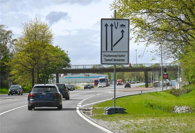Das neue Schild für den Hafentunnel ist da Noch steht das Schild auf provisorischen Füßen.