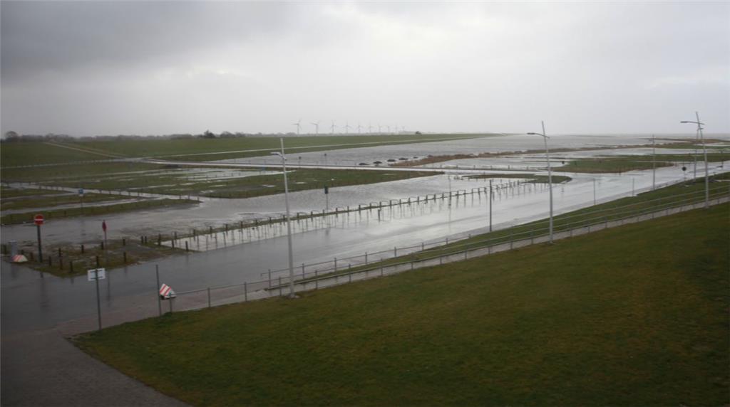 Noch vor dem Hochwasser stieg das Wasser in Dorum-Neufeld höher als normal. Foto...