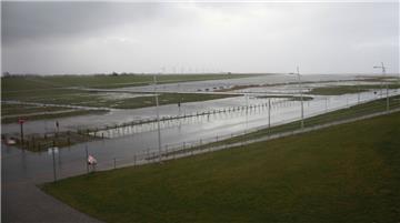 Noch vor dem Hochwasser stieg das Wasser in Dorum-Neufeld höher als normal. Foto...