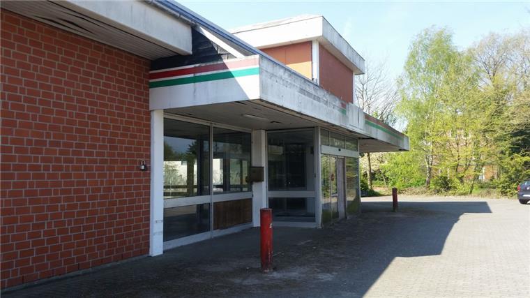 Aschenputtel sucht Prinzen: Ehemaliger Extra-Markt in Beverstedt ist Ladenhüter Noch vor kurzem sammelte sich Laub vorm Eingang, Grünbelag bedeckte das Pflaster. Nach Beginn der Recherchen wurde geputzt. FotoRendelsmann