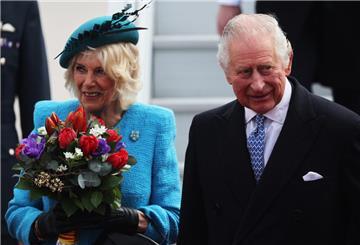 29.03.2023, Berlin: König Charles III. von Großbritannien und Königsgemahlin Camilla kommen am Flughafen an
