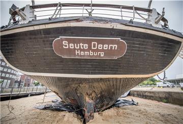 Noch vor Weihnachten wird an der „Seuten Deern“ die Baustelle eingerichtet, und der Abriss-Bagger rückt an. Mit dem Abwracken geht es aber anders als geplant erst im neuen Jahr los. Foto: Hartmann