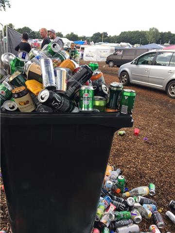 Noch während das Festival lief, platzten die Mülleimer aus allen Nähten.