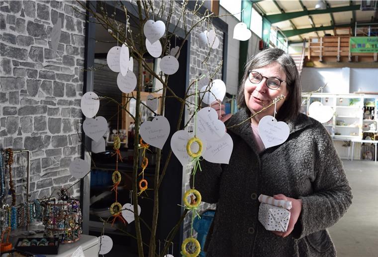 Bremerhaven: Ein Präsentbaum für Pflegekräfte Noch warten diverse Kärtchen am Dankeschön-Baum. Corinna Mosebach, Initiatorin der Aktion hofft, dass sie alle „gepflückt“ werden.